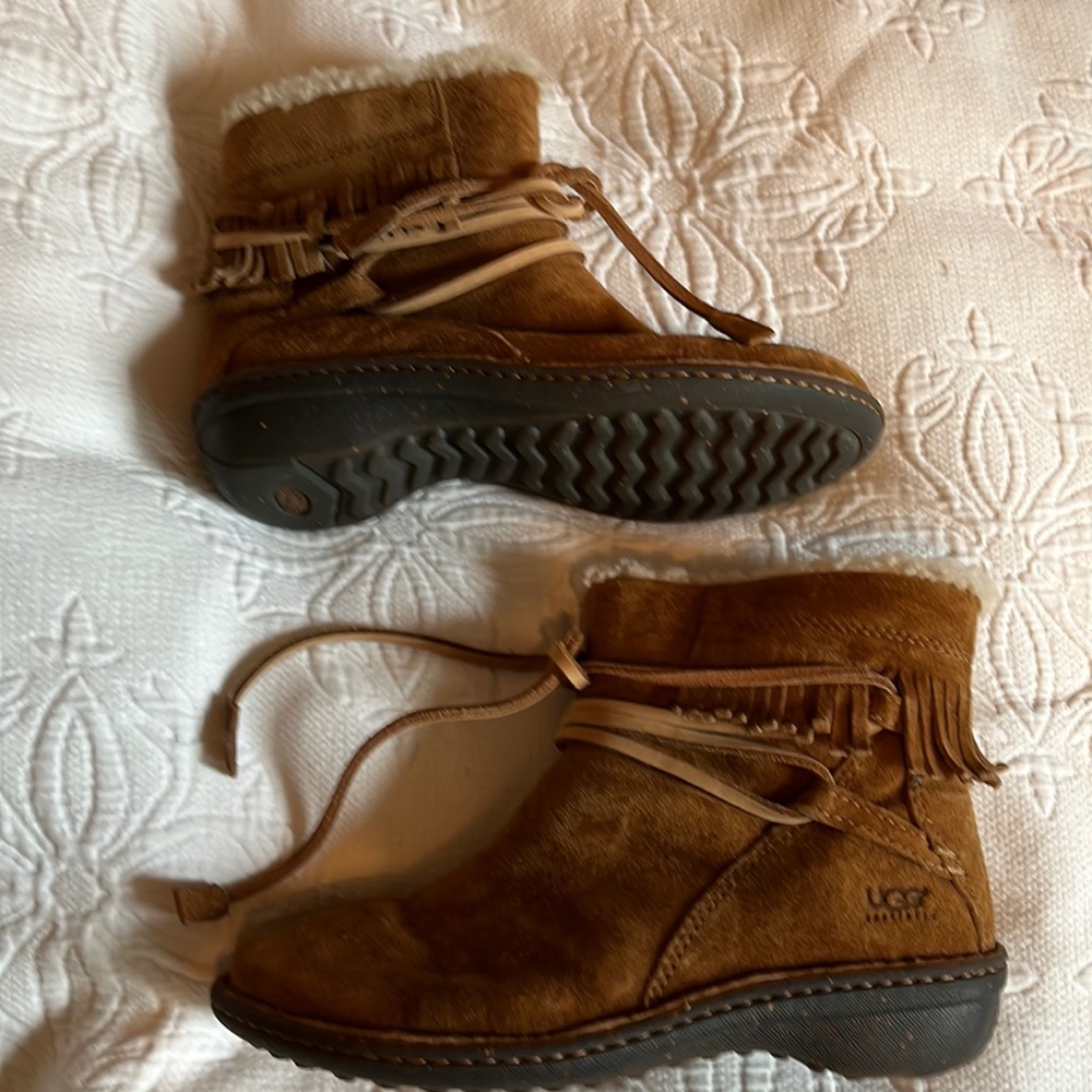 Ugg size 7 moccasin boot